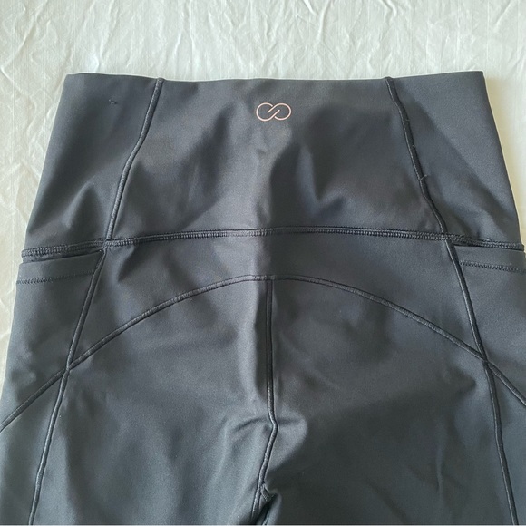 Calia | High-Waisted Bike Shorts w/ Pockets - Size M - Picture 7 of 8